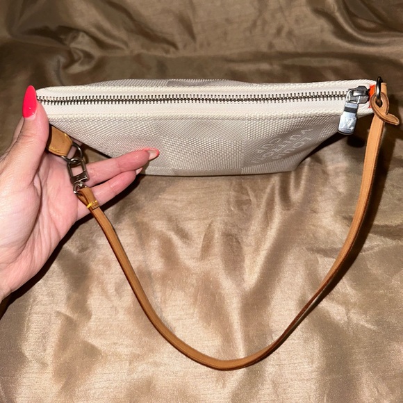 Louis Vuitton Damier Geant Americas Cup Pochette
Accessories Bag White (RARE) - Picture 10 of 12